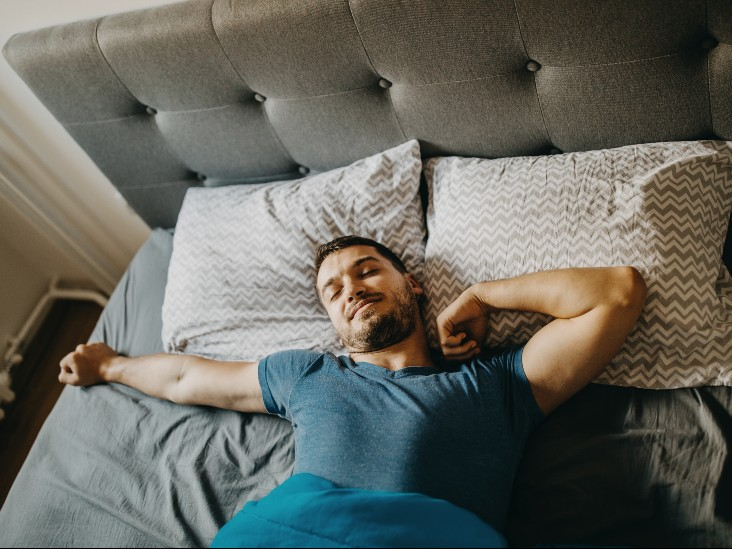 8 علتی که خوابیدن به پشت می‌تواند مشکلات خواب شما را برطرف کند